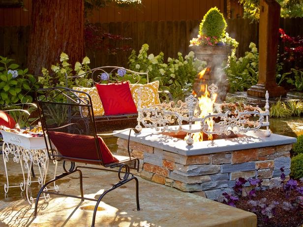 BP_DYCR813_backyard-fire-pit-seating-landscaping_s4x3_lg